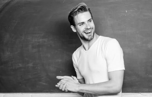 Compartiendo los sentimientos. la vida universitaria. joven tutor. educación en el extranjero. Intercambio de estudiantes. Prepárate para el examen. de vuelta a la escuela. Hombre en pizarra. Día del conocimiento. estudiante en el aula. Intercambio universitario — Foto de Stock