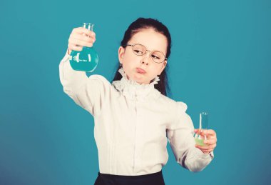 test şişesi ile küçük akıllı kız. Okula geri dön. eğitim ve bilgi. çocuk çalışma bilogy ders. laboratuvarda bilim araştırması. Küçük bir okul kızı. Kendine güvenen doktor. gelecekteki doktor