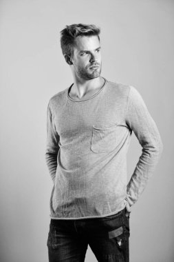 İyi görünüyorsun. Yakışıklı adam. Özgüven ve karizma. Model. Sıradan bir tarz. Erkek cinselliği. Erkek modası. Adam modaya uygun görünüyor. Erkek bakımı. Tıraşsız adam. Berber dükkanı konsepti. Kot elbiseli adam.