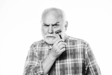 Sakal tıraşı. Büyüyen sakal. Berber dükkanı konsepti. Berber antika ekipmanları. Berber salonu. Keskin bir bıçak. Pürüzsüz, temiz ten. Sakallı yakışıklı berber, tıraş aletini dikkatli kullan.