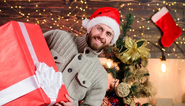 Kerstinkopen doen. Wat een verrassing. Nieuwjaarscadeau. De man heeft een groot geschenk. Thuis cadeautjes bezorgen. Een gelukkige man met een baard kerstmuts. Cadeau voor jou. Alleen mijn. Kerststemming — Stockfoto