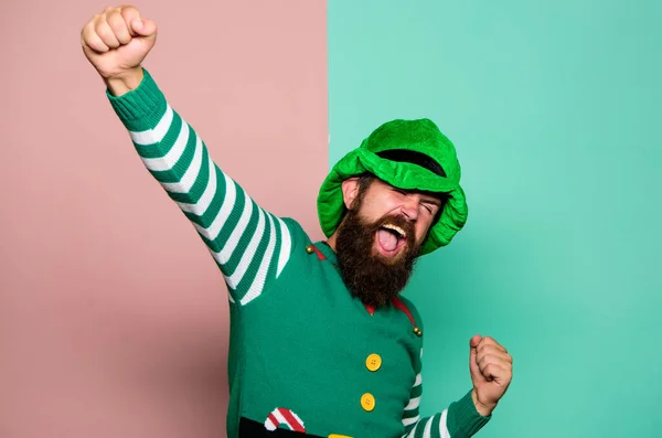 Dia de St. Patricks. Hipster com barba vestindo traje verde para a festa. Um homem alegre celebra as férias. Duende de Natal. Conceito de duende. Tradições ou costumes. Feliz celebração. Duende barbudo. Carnaval de inverno — Fotografia de Stock