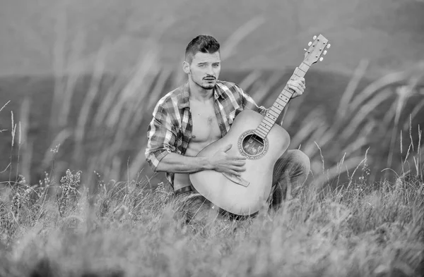 Música acústica. Festival de música de verano al aire libre. Tocando música. Sonido de libertad. El músico inspirado toca balada de rock. Componer melodía. Ambiente inspirador. Hombre con guitarra en la cima de la montaña — Foto de Stock