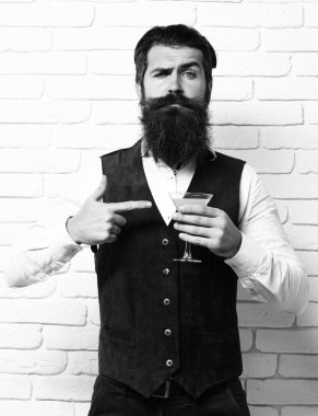 Beyaz tuğlalı duvar stüdyosundaki yakışıklı sakallı adam.