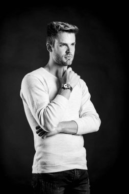 Hediyelik eşya dükkanı. Kendinden emin, maço, lüks, siyah bir arka plan. Saatler uygundur. Statü ve itibar. Yakışıklı hippi kol saati takan bir adam. Pahalı bir aksesuar. Saat tamiri