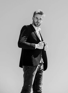 Gelecekteki başarı. Erkek modası. Sakallı adam. Başarılı bir iş adamı. Yakışıklı adam takım elbise giyiyor. Genç girişimci iş adamı. Dünyanın tepesinde. Sakallı hippi. İşadamı mavi gökyüzüne karşı