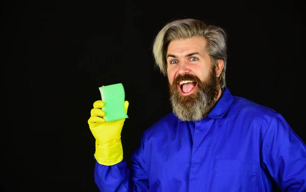 Élimination des virus et microbes. Désinfection virale. Nettoyer la maison. Protection. L'homme porte des gants de protection en caoutchouc. Concept de désinfection. Nettoyant barbu en uniforme bleu. Nettoyage de printemps. Maison propre Hipster — Photo