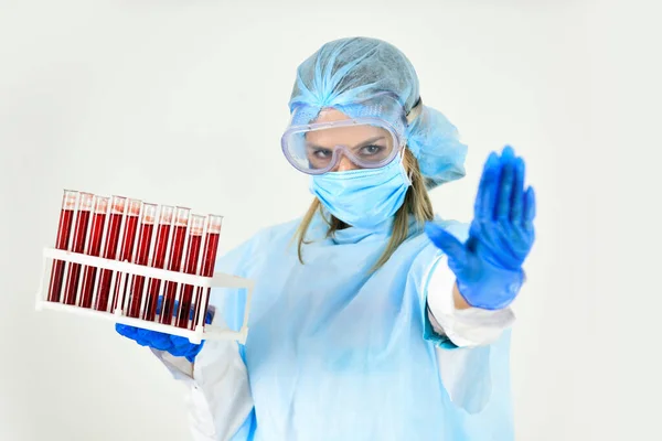 Zastavit koronavirus. epidemie koronaviru. Doktorka drží zkumavky v laboratoři. Sestra pracuje v laboratoři. vyhledat infekci lék na léčbu. udělat virový test. Udělejte krevní test. — Stock fotografie