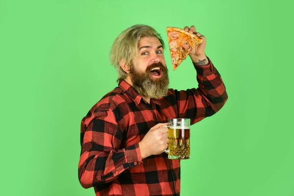 Szklankę piwa i pizzę. oglądanie futbolu w telewizji. fast food. szczęśliwy brodaty mężczyzna z pizzą i piwem. Włoskie jedzenie. WŁOCHY jest tutaj. Facet w barze pije piwo i je pizzę. Zdrowie. — Zdjęcie stockowe