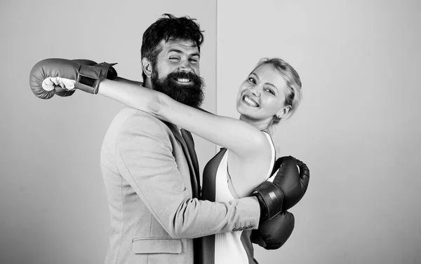 Relações difíceis. Casal apaixonado competindo boxe. Conceito de conflito. Vida familiar. Boxers luvas de luta. Luta de boxe entre homens e mulheres. Relações complicadas. Casal relacionamentos românticos — Fotografia de Stock