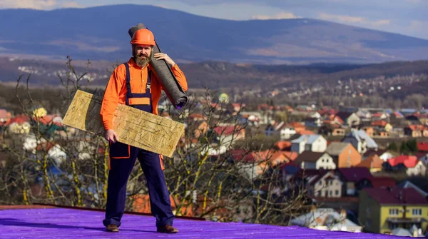 Tehlikeleri ortadan kaldırıyorum. Düzelt ya da inşa et. Çatıya güvenli bir giriş sağlayın. Çatı tamiri. Çatı kurulumu. Adam sert şapka dışarıda çalışıyor. Bina binası. Çatı tamircisi konsepti. Onarımı incele ve değiştir