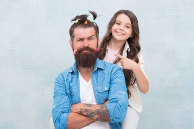 Kızım saçlarıyla oynuyor. Çocuklarla karantina. Mutlu bir aile. Karantina sırasında çocukları eğlendirmek için fikirler. Mutlu bir çocukluk. Mutlu bir evlat yetiştirmek. Aile eğlencesi konsepti. Kız baba saç modeli.