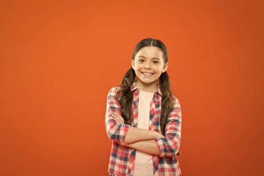 Çok yönlü bir kişilik yetiştirme. Çocukluk kavramı. Kız çocuk turuncu arka plan standı. Mutlu çocukluk. Zihinsel ve fiziksel olarak sağlıklı bir çocuk büyütün. Çocuk bakımı ve psikoloji. Sağlık ve sağlık