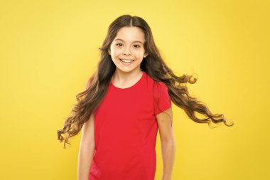 Farkı keşfet. Kıvırcık saç stili. Kuaför tavsiyesi. Uzun, sağlıklı, parlak saçları olan kız. Mükemmel bukleler. Kıvırcık saçlı şirin bir çocuk. Küçük kızın uzun saçları var. Genç manken.