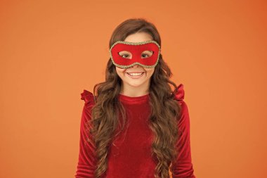 Yeni yıl karnaval maskeli balosu. Mutlu çocuk gülümsemesi ve yeni yıl görüntüsü. Venedik maskeli küçük kız gülümsüyor. Yeni yıl partisi. Tatil sezonu. Mutlu noeller. Mutlu yıllar.