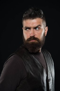 Sakalına özen gösteriyorum. Sakallı adam karanlık bir geçmişi var. Deri ve saç bakımı rutini. Cilt bakımı ve saç bakım ürünleri. Berber dükkanı. Erkekler bakım ve bakım yapıyor. Sağlık ve bakım