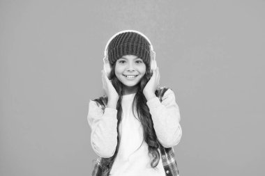 En iyi müzik uygulamaları. Sesin tadını çıkar. Hobi ve boş zaman. Müzik endüstrisi son yıllarda yeniden canlandı. Sevimli küçük kız kulaklık takıyor, müzik dinliyor. Neşeli küçük çocuk müzik dinle