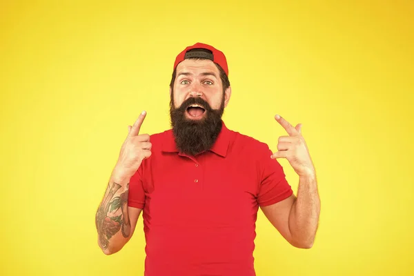 Ele é o vencedor. sendo na moda e brutal. Barba e bigode. feliz madura hipster fundo amarelo. homem barbudo comemorar o sucesso. moda de verão masculina. Salão de barbeiro e cuidados com os cabelos faciais — Fotografia de Stock