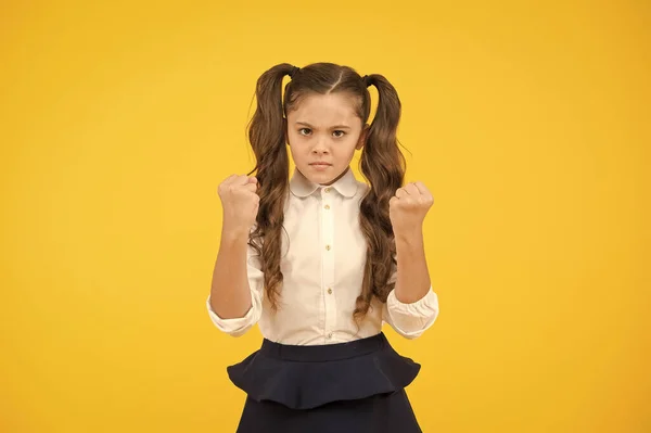 Miúdo zangado. Uma estudante adorável. Aluno estudante cabelo longo bonito rabo de cavalo penteado. Estudo de eficiência. Expressão emocional estudante. Programa educativo. Ensino em casa visitando a escola regular — Fotografia de Stock