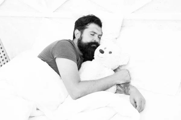 Passer le week-end au lit. se sentir à l'aise chez soi. Bonne nuit et doux rêves. homme barbu ours en peluche au lit. concept de jouet en peluche. cadeau pour vous. Joyeux anniversaire. Amour et gentillesse. temps aller dormir — Photo