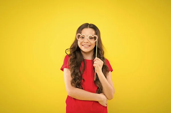 Having real fun. prepare for party. happy girl at yellow wall. summer fashion. small girl with party glasses. small girl hold funny glasses. happy birthday. party elements. child ready for party — Stock Photo, Image