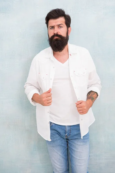 Bouleversé homme barbu brutal avec tatouage. Soins des cheveux et de la barbe. mâle printemps mode. homme toiletté au coiffeur. confiance. portrait de mode d'homme barbu en plein air. hipster guy porter jeans et chemise — Photo