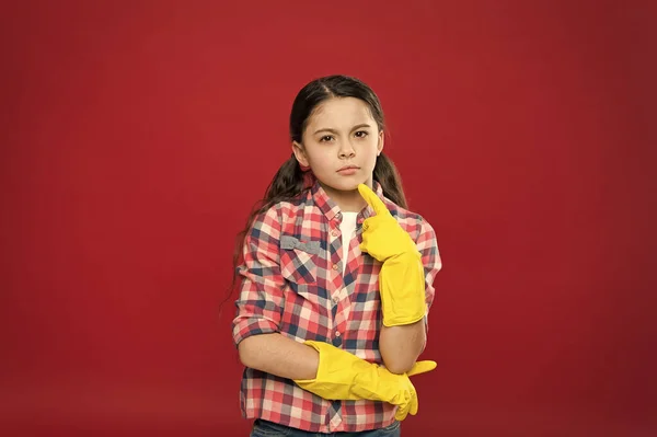 Olyan friss és tiszta. Figyelmes gyermek visel gumikesztyűt piros háttér. Házimunka. Takarítási rutin. Takarítószolgálat. Takarítás és fertőtlenítés. Takaríts fel! Maradj otthon tisztán. Tiszta ház. — Stock Fotó