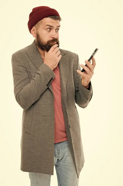 Новые технологии делают современную жизнь намного проще. Современный бородатый мужчина видеоконференции со смартфоном. Хипстер делает видеосвязь с современным телефоном. Использование современных технологий в повседневной жизни — стоковое фото