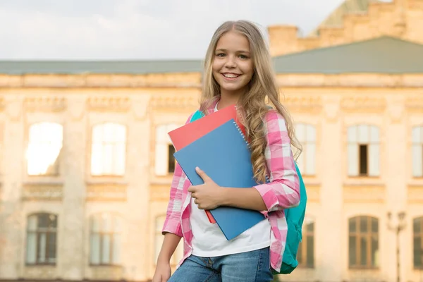 Clube da escola. Educação moderna. Escolaridade privada. Adolescente com mochila. Estudante sorridente elegante. Menina pouco estudante elegante transportar mochila escola edifício fundo. Estudante vida diária — Fotografia de Stock