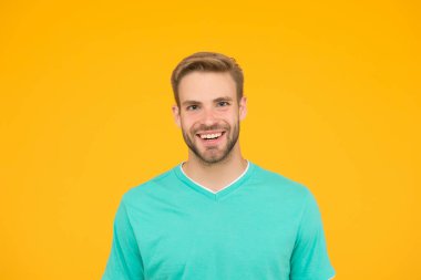 Yüzünde kıllar olan mutlu bir adam. Sağlıklı diş kavramı. Olumlu gülümseyen adam. Erkek güzeli. Yakışıklı adamın şık bir saç kesimi var. Berber dükkanında tıraş ve bakım. Kuaför salonu servisi.