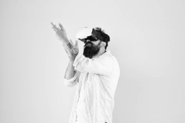 Silah hareketi. Oyun oynayın. Oyun hobisi. Sanal oyun. Çalışmak için ek dış donanım gerekiyor. Oyun için rahat bir tasarım. Atış poligonu. Sanal gerçeklik kulaklığı. Birinci şahıs nişancı