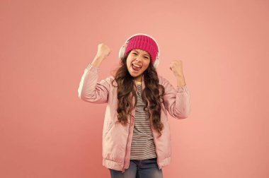 Mobil cihaz için bedava müzik uygulamaları. Enerjik çalma listesi. Sesin tadını çıkar. Şirin liseli kız elbiseleri kulaklık takıyor, müzik dinliyor. Gençler müzik dinler. Önerilen müzik başlangıçtaki ilgiye dayanır