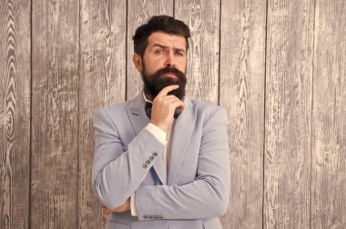 Adam iyi bakımlı yakışıklı sakallı hipster smokin giyiyor. Beyefendi tarzı berber. Damat için paketler berber dükkanı teklif yelpazesi onun büyük gün unutulmaz yapmak. Berber dükkanı konsepti. Sakal ve bıyık