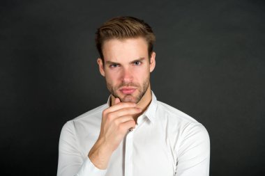 Beklenmedik durumlarla başa çıkmak. Kriz sorunu. Resmi kıyafetli bir iş adamı. Kendine güvenen adam düşünüyor. İş sorununu çöz. Kriz müdahalesi. Kriz yönetimi. Ekonomi problemi. Çözüm