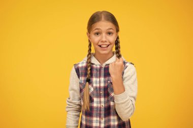 Gücü var. çocukluk mutluluğu. Mutlu çocuklar günü. Kareli ceketli küçük kız. Sonbahar zamanı. hippi kız sarı arka plan. Mutlu liseli kız gündelik tarzı. Çocuk modası. Çocuk şirin sarı saçlar.