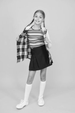 Sonbahar günleri için mükemmel katman. Sonbahar bakışlı mutlu küçük çocuk. Küçük kız sonbahar tarzında gülümsüyor. Gündelik sonbahar kıyafeti