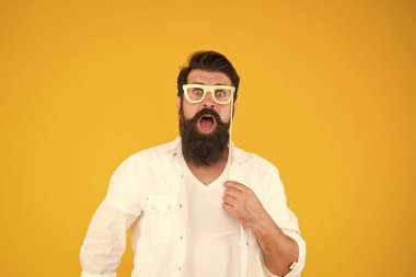 Parti aksesuarı. İyi bir ruh hali. Tatil kutlaması. Akıllı gözlükleri. Sakallı ve bıyıklı adam gözlük lüzmiti tutuyor. Son dakika kostüm parti fikirleri. Sakallı adam partiye katılmak için mutlu