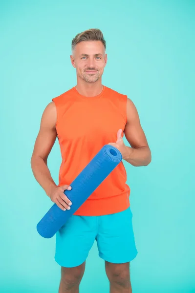 Trainen met modificaties voor verschillende niveaus. Yoga is mijn hobby. Persoonlijke training. Meditaties ontworpen om u te helpen uw vreugde te vinden. Een man die thuis yoga beoefent. Knappe sportman met yoga mat — Stockfoto