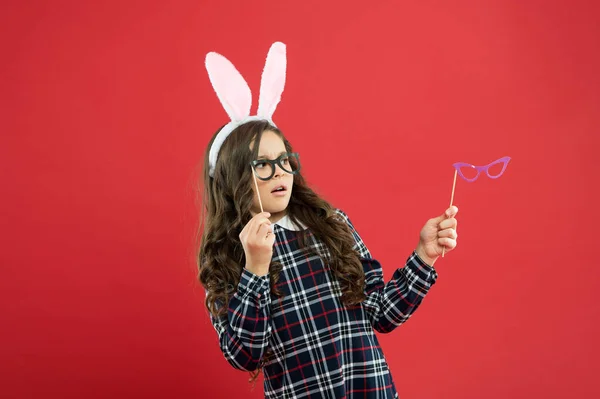 Увидеть лучше. Забавная маленькая девочка в кроличьих ушах. Счастливого детства. удивленный ребенок носит очки для вечеринок. весенние праздники. школьница, повеселись. праздновать традиционный праздник. Пасхальный костюм кролика — стоковое фото