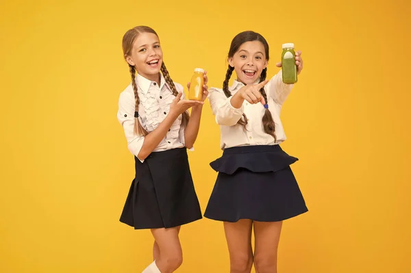 Schulessen. Glückliche Kinder trinken Smoothie. Gesunde Ernährung. Vitaminernährung. Frischer Smoothie. Mädchen Kinder trinken Orangenfrucht frischen Saft Smoothie. Schulmädchen beim Mittagessen. Energiequelle Fruchtsaft — Stockfoto
