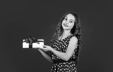 Yeni alışverişin tadını çıkarıyorum. Doğum günü hediyesi kutusu. Boks günü. Noel alışverişi. Gerçekten güzel alışveriş. Poster çocuğu için sürpriz. Retro parti tarzı. Retro kız hediye kutusu. Sevgililer günün kutlu olsun.