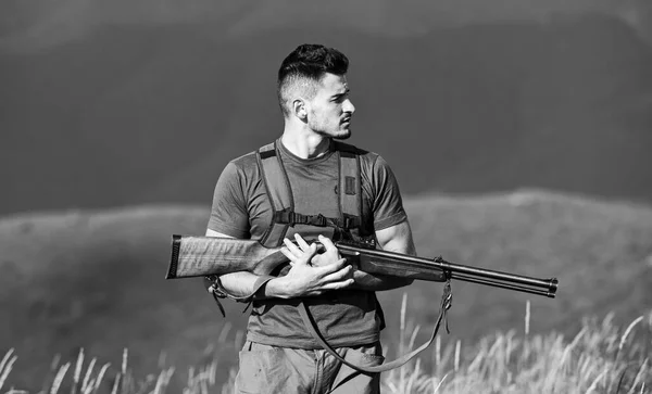 Soldado no terreno. Vantagem tática. Estilo militar. Homem em camuflagem. homem pronto para disparar. hobby de caçador. Forças do exército. sniper alcançar a montanha alvo. Homem musculoso segura a arma. objetivo e sucesso — Fotografia de Stock