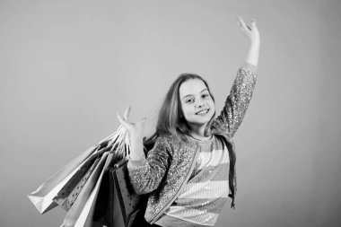 Alışveriş merkezi. Tatil alışverişi tasarrufu. Evden alışveriş. Satış ve indirimler. Çocuk modası. Sürü ile birlikte tezgahtar. Alışveriş torbalı küçük bir kız. Mutlu çocuk. Yetenekli küçük kız. Alışveriş merkezinde müşteri