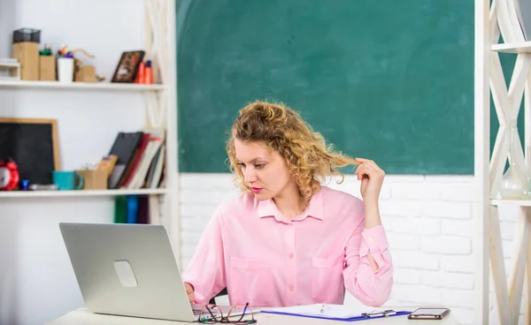 Educator surfen online. Leraren forum ondersteuning. Online gemeenschap voor leraren. Communicatie sociale netwerken. Moderne school. Lerarendag. Vrouw slimme opvoeder werken online. Intelligent meisje student — Stockfoto