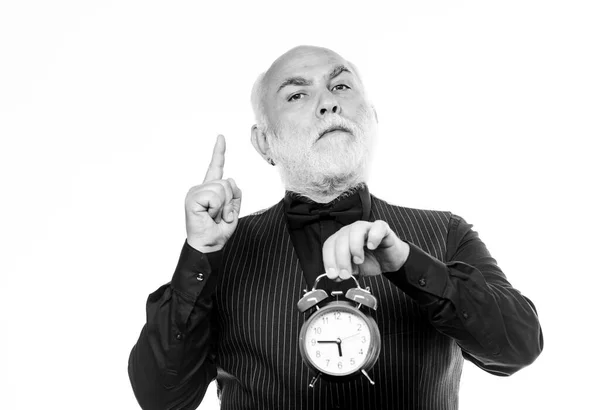ひげ時計の大人の男は時間を示す。引退だ。時計屋か修理屋か。時間管理だ。ビジネススタートアップ。目覚まし時計を持った成熟した髭の男。時間と年齢。時間を守る。新しいアイデアを得るための — ストック写真
