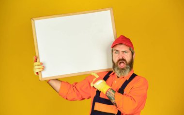 İnşaatçı başarının tadını çıkarır. İnşaatçılar tablolara puan veriyor. Mühendis projesi, uzayı kopyala. Mimar ve mühendislik çizimi. Müteahhit sunum yapacak. İnşaat için ters çizelge planı sunumu