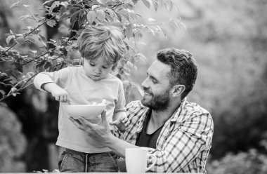 Çocuklar için menü. Aile ev yapımı yemeğin tadını çıkarır. Baba oğul yemek yer ve eğlenir. Beslenme alışkanlıkları. Küçük çocuk ve babası yemek yiyor. Çocuklar ve yetişkinler için besin. Sağlıklı beslenme konsepti. Bebeği besliyor.