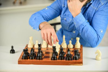 Satranç oynuyorum. Entellektüel hobi. Tahta satranç tahtasındaki figürler. Bir sonraki adımı düşünüyorum. Taktik, ne yapacağını bilmektir. Geliştirme mantığı. Satranç oynamayı öğreniyorum. Satranç dersi. Strateji kavramı