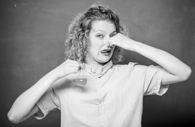 Kız öğrenci kimyadan hoşlanmaz. Öğrenci nefret dolu bir derste pratik yapıyor. Üniversite öğrencisi kimyasal reaksiyon gösteriyor. Kimyasal sıvı çok kötü kokuyor. İğrenç bir deney. Lise sınıfları