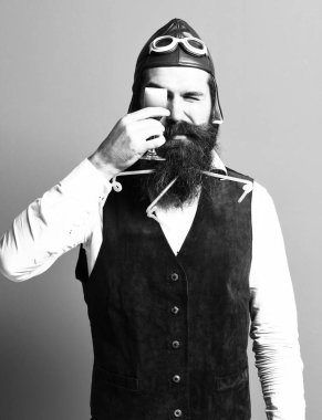 Kızıl Stüdyo geçmişinde yakışıklı, sakallı bir pilot.